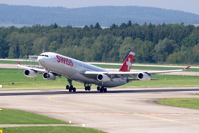 Swiss, spółka zależna Lufthansy, planuje wypowiedzieć umowy o pracę niezaszczepionemu personelowi pokładowemu