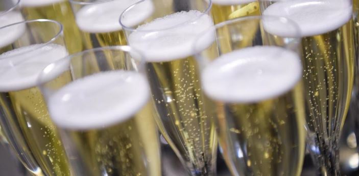 Niemcy: Śledczy znaleźli kolejne butelki szampana z ecstasy i ostrzegają ludność