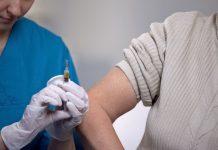 Prezes Czerwonego Krzyża w Berlinie chce kar pieniężnych za niestawienie się na termin szczepienia