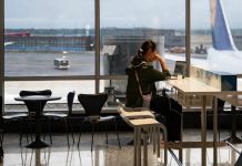 FBI ostrzega, dlaczego nigdy nie należy ładować telefonu komórkowego na lotnisku