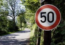 Znak ograniczenia prędkości w Niemczech: kiedy dokładnie przestaje obowiązywać?