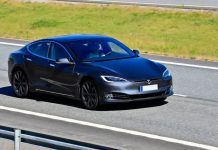 Niemcy: Jechał autostradą śpiąc w Tesli – a przed nim policja