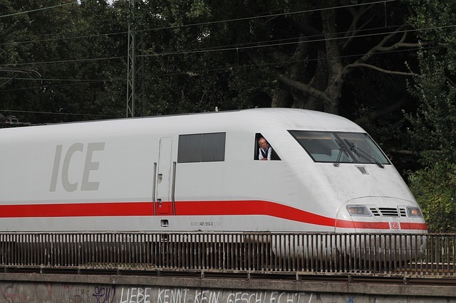 Hamburg: Ojciec dwójki dzieci wskoczył za nimi na odjeżdżający pociąg!