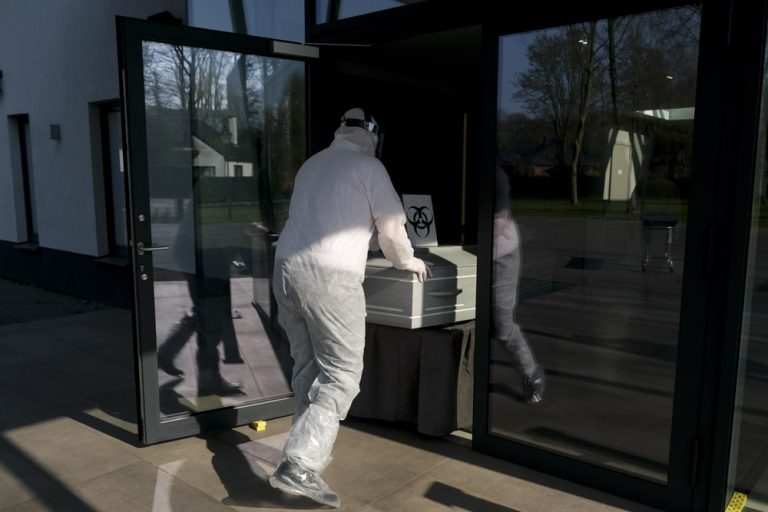 Trzeci taki przypadek na świecie: 73-latek z Niemiec zmarł po ponownym zarażeniu się koronawirusem