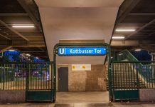 Przeciwnicy maseczek zaatakowali policjantów na stacji metra w Berlinie, jeden z funkcjonariuszy trafił do szpitala