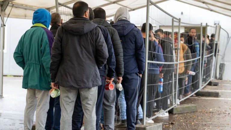 Niemcy: Wielu uchodźców, ale brakuje wykwalifikowanych pracowników. Jak to się ma do siebie?