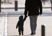 Niemcy: Dyrektywa UE w sprawie urlopu ojcowskiego zostanie wdrożona dopiero w 2024 r.