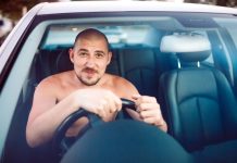 Niemcy: Prowadzenie samochodu nago jest dozwolone