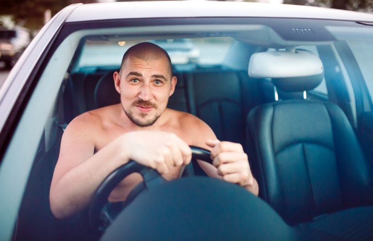 Niemcy: Prowadzenie samochodu nago jest dozwolone