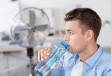 Upał w biurze: co na ten temat mówią przepisy niemieckiego prawa pracy? Jak się ochłodzić?