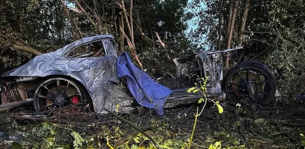 Makabryczny wypadek podczas nielegalnego wyścigu na A44 – ojciec i syn spłonęli w Porsche