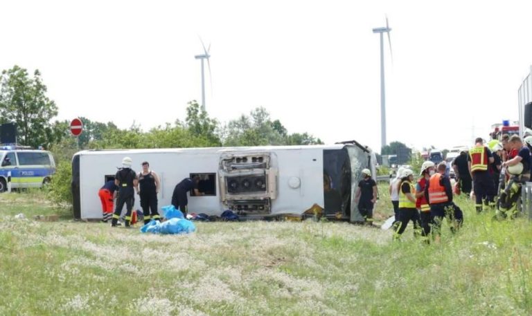 Niemcy: poważny wypadek autokaru na A13 – jest wielu rannych!