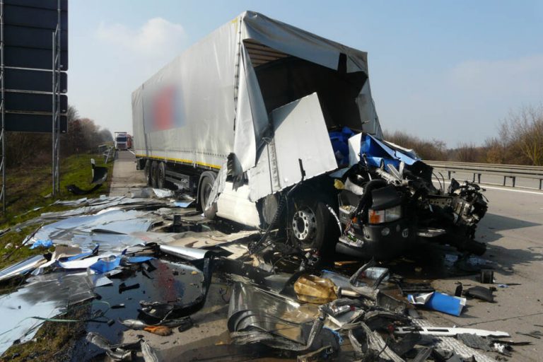 Poważny wypadek na A2 w Saksonii-Anhalt: Kabina ciężarówki oderwała się od podwozia