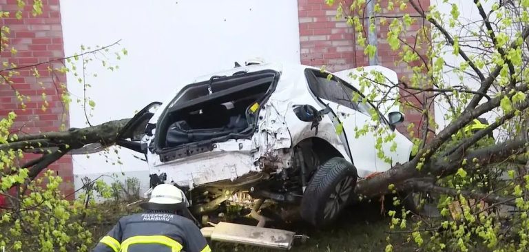 Hamburg: Samochód uderzył w supermarket – jedna osoba nie żyje, kierowca uciekł z miejsca wypadku