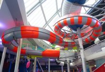 Wypadek na basenie w Niemczech: Kobieta utknęła na zjeżdżalni, były pracownik skazany