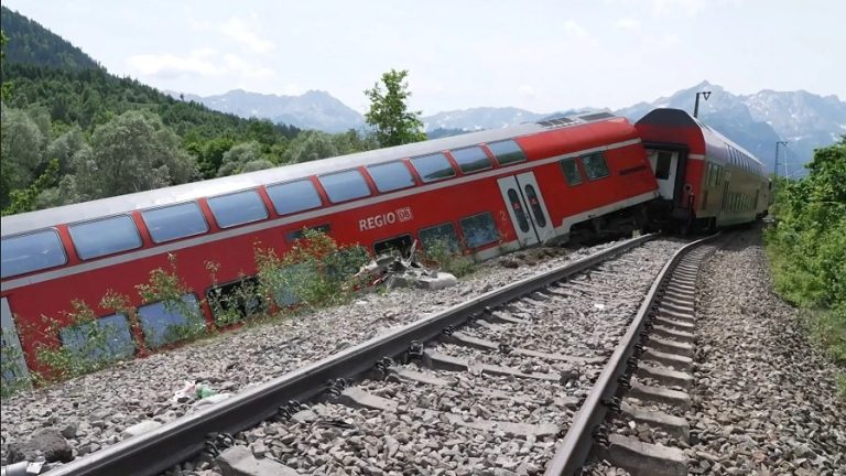 Katastrofa kolejowa w Niemczech: Co najmniej cztery osoby poniosły śmierć, wielu rannych