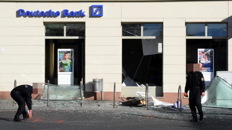 Wysadzili bankomat w Bad Homburg i zrabowali 150 tys. euro. Trwaja poszukiwania trzeciego sprawcy