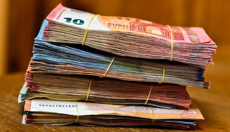 Bawaria: Mężczyzna zapomniał 26 000 euro na stacji benzynowej przy autostradzie – i je odzyskał