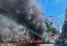 Zamieszki i płonące barykady na Rigaer Straße w Berlinie – 60 policjantów zostało rannych