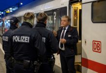 „Heil Hitler”, „obcy śmiecie” i nazistowski salut w pociągu. 69-latek usłyszał zarzuty
