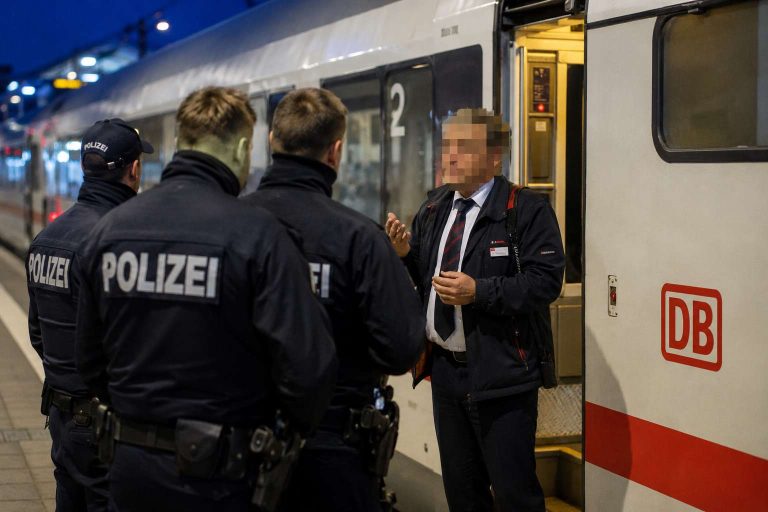 „Heil Hitler”, „obcy śmiecie” i nazistowski salut w pociągu. 69-latek usłyszał zarzuty