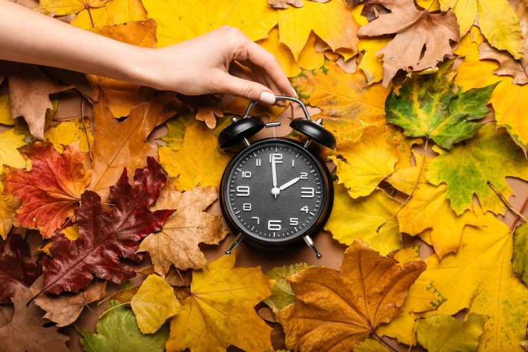 Zmiana czasu: Czy zegarki w najbliższy weekend przestawiamy o godzinę do przodu czy do tyłu?