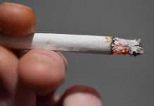 Mężczyzna przyłapany na paleniu papierosa na peronie ukarany grzywną w wysokości 3.400 euro. Okazało się, że był poszukiwany dwoma listami gończymi…