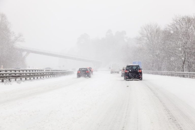 Mróz i opady śniegu w Niemczech. Uwaga na oblodzenia, w środę warunki na drogach mogą być ekstremalnie trudne!