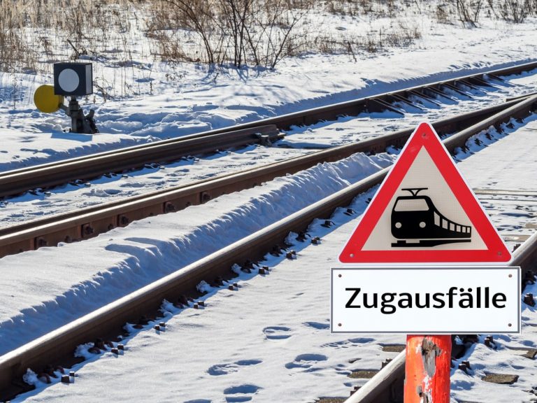 Zakaz jazdy dla ciężarówek oraz odwołane pociągi – zima w Niemczech nie odpuszcza!
